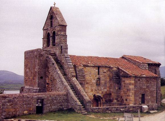 Vista exterior de la iglesia de Retortillo.