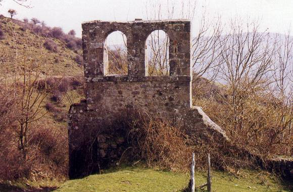 Ruinas de la espadaña de la iglesia de San Lorenzo.